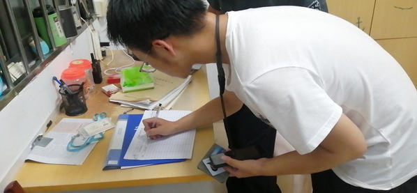 拾金不昧暖人心    雷锋精神永相传