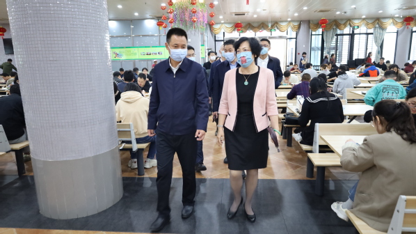 隆德县县委书记刘斌一行参观勤业餐厅特色食品窗口