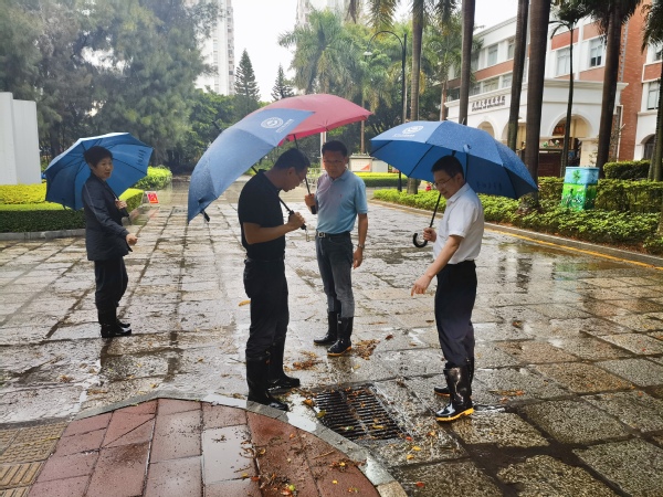 后勤集团全力迎战暴雨确保校区保障安全畅通