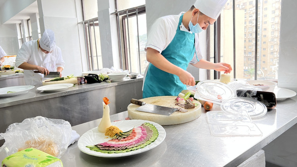 喜报：饮食服务中心人才培养再创佳绩