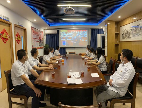 学习两会精神，凝聚奋进力量