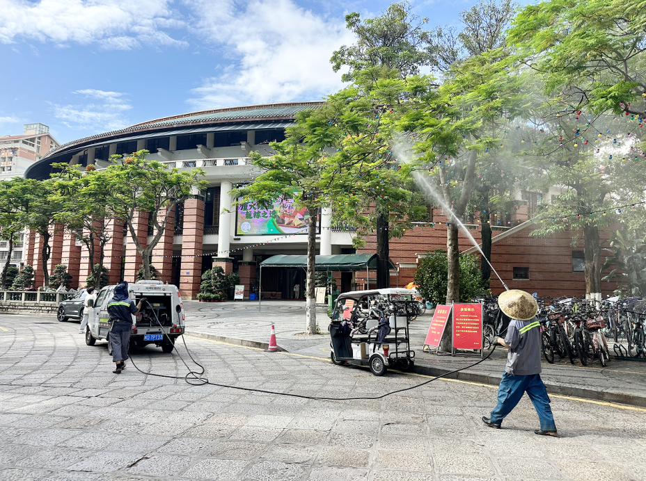 守护绿色校园，学生公寓与环境服务中心科学防治病虫害