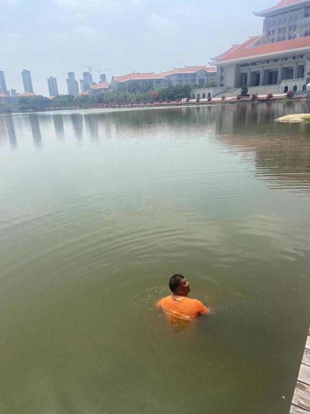 跳进水中帮寻找，排忧解难暖人心
